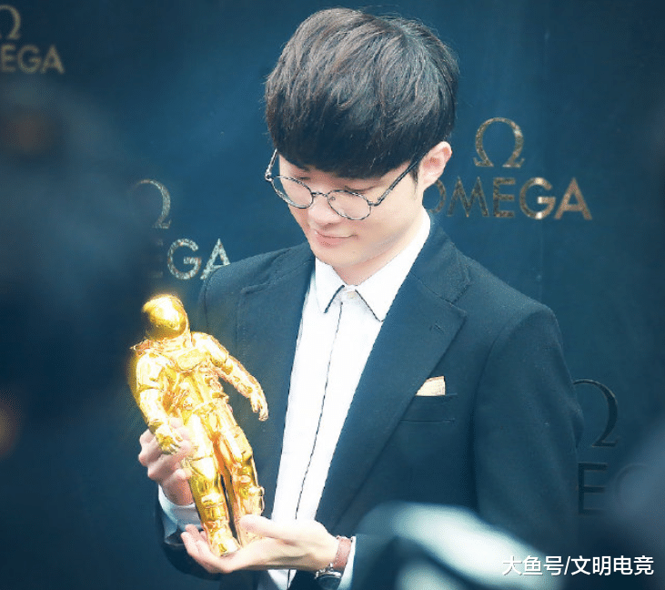 faker绷不住笑了