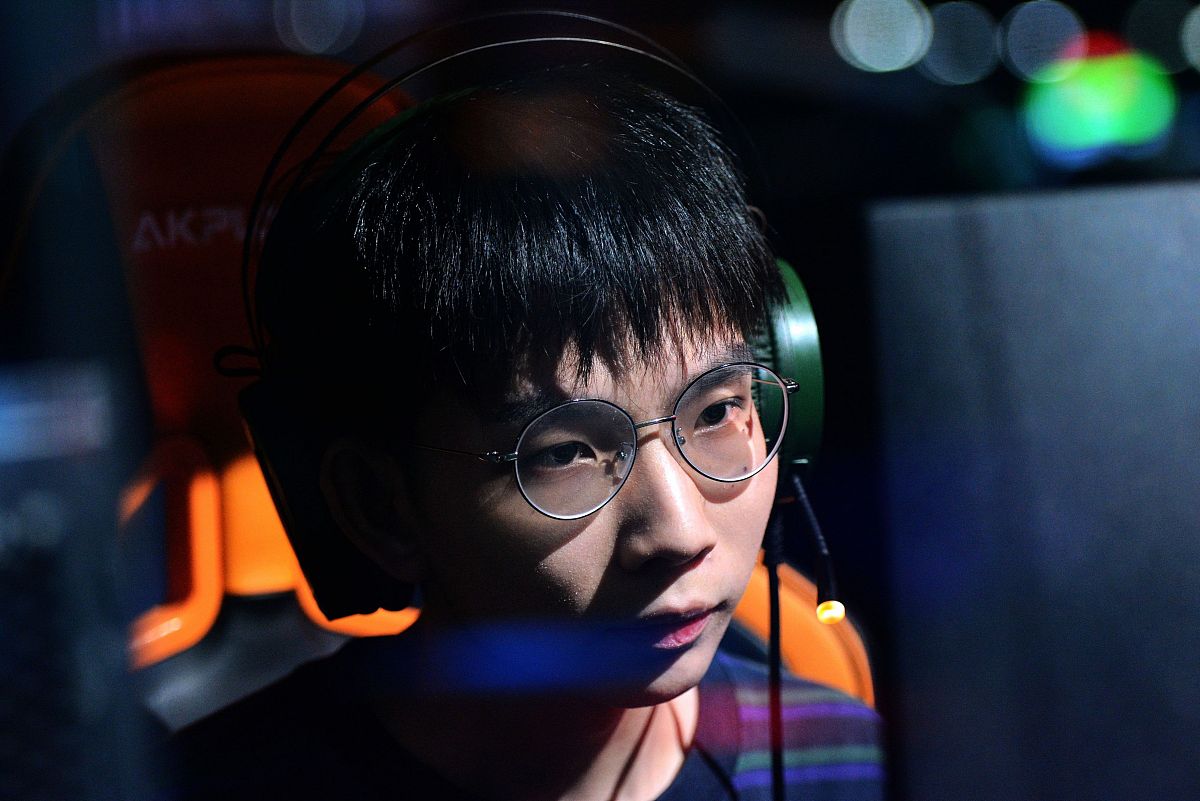 faker绷不住笑了