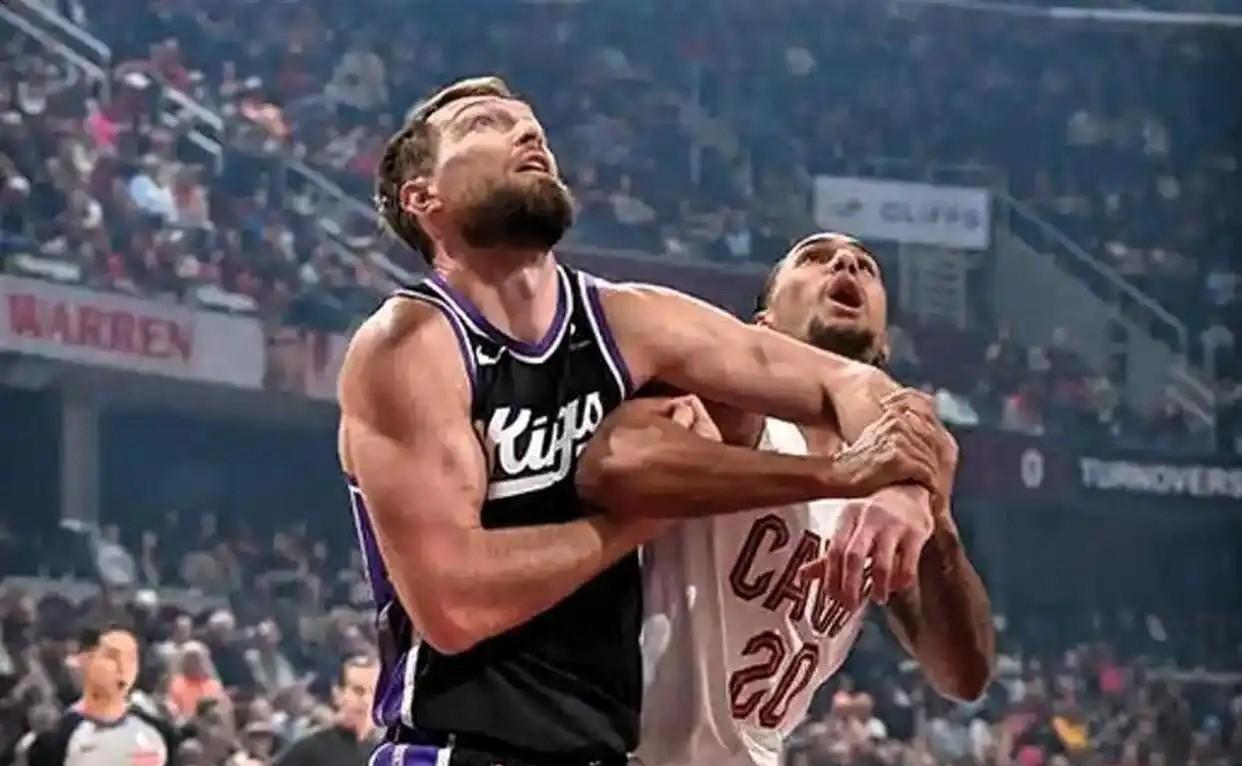 包含密尔沃基雄鹿门线救险备战葡超赛后纽约尼克斯伤情更新，哈登在德国队比赛中惊艳表现看傻球迷的词条